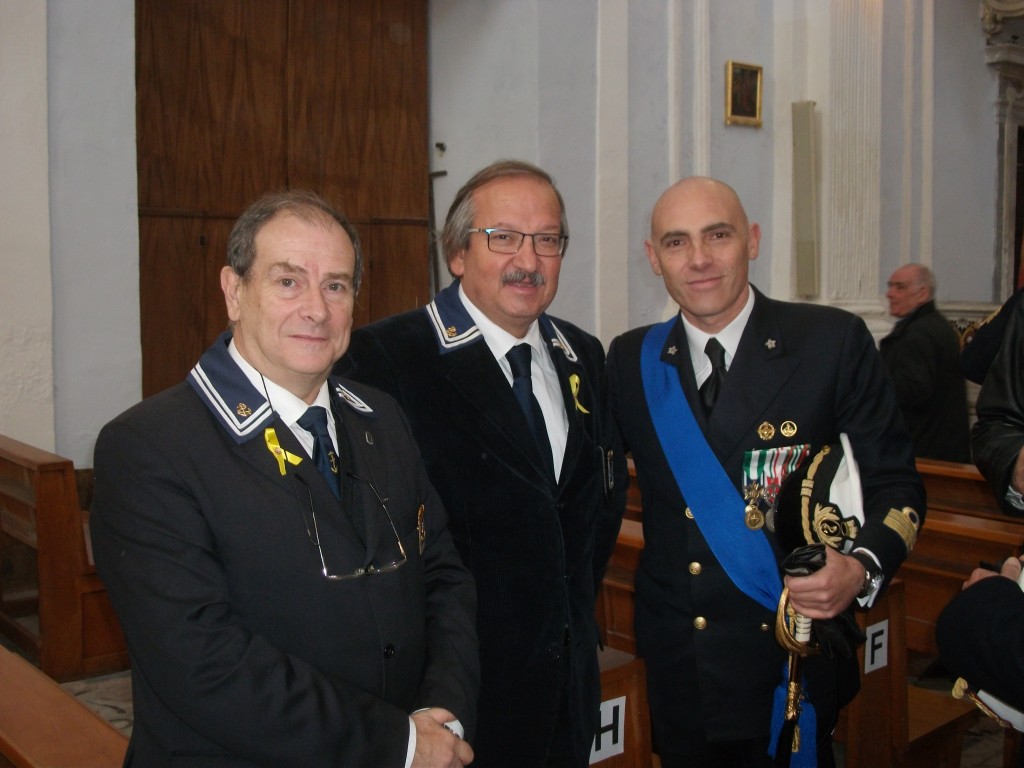 Il Comandante della Capitaneria di porto di Gaeta Francesco Tomas, con il Presidente dell'A.N.M.I. Carlo Andrea Di Nitto e Piero Evangelista