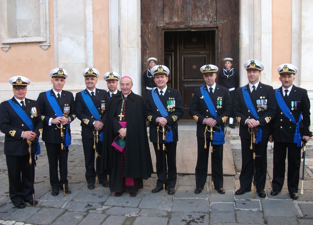 Il Contrammiraglio Francesco Maria de Biase con S.E. Mons. Fabio Bernardo D'Onorio