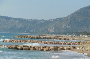 I pennelli abusivi lungo il litorale di Fondi