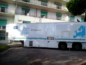 La TAC mobile nel parcheggio dell'ospedale