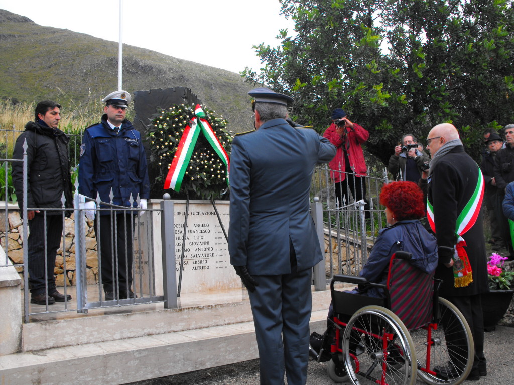 davanti a monumento Costarella[1]