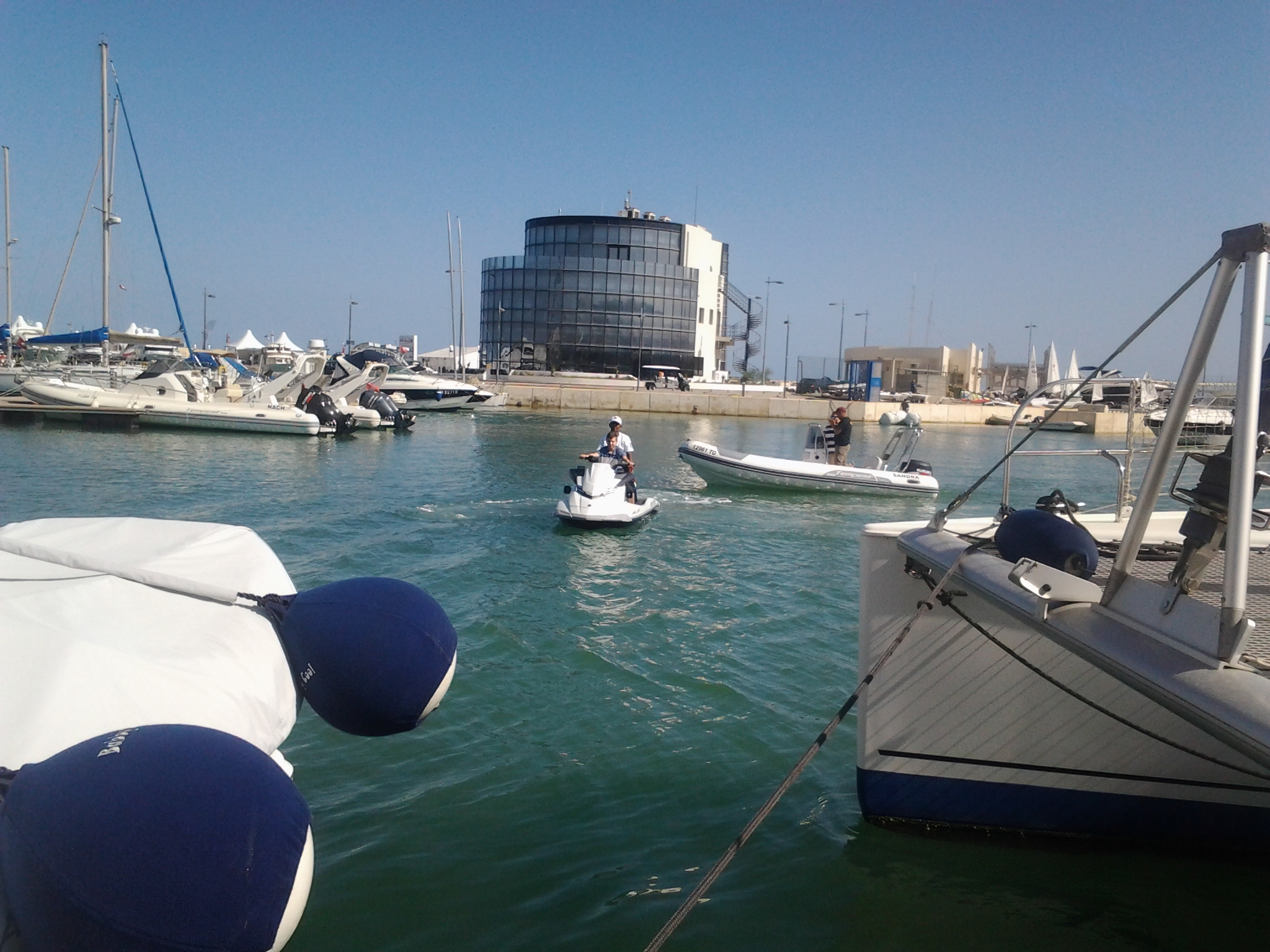 Rai MZOUGHI prova un mezzo moderno per ipotizzare il suo viaggio veloce nel Mediterraneo