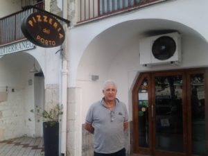 Carlo davanti alla "PIZZERIA DEL PORTO a Gaeta