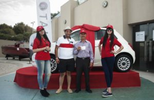 Il Vincitore che mostra il talloncino vincente della lotteria, con il rappresentante della Fiat e due belle Hostess di Yacht Med Festival 2016