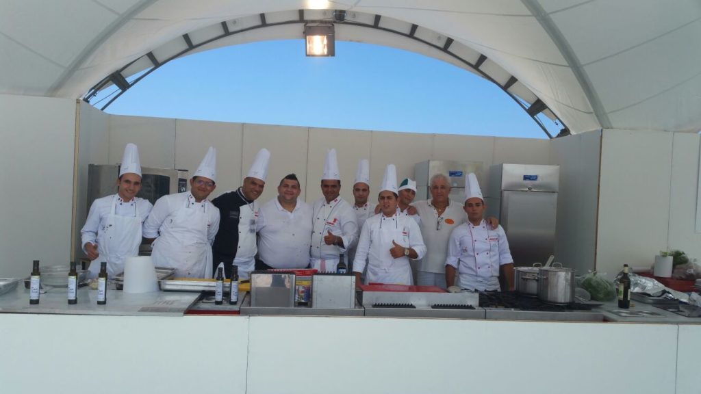 Carlo Avallone circondato da cuochi tunisini nello Yacht Med Festival Lazio International 