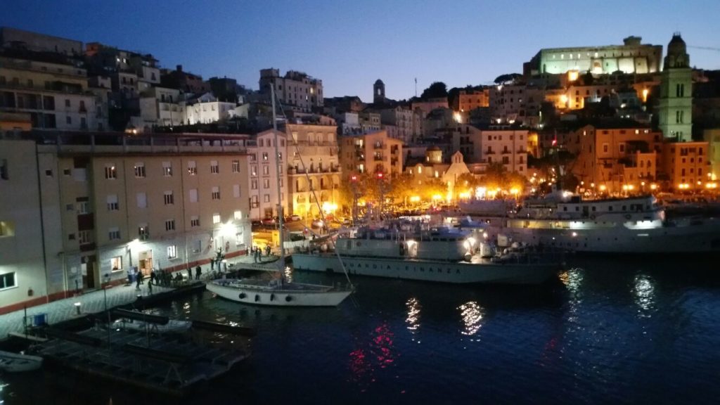 Gaeta con luci e vita notturna  di  Carlo