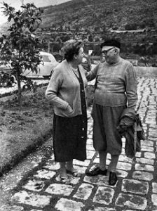 Pietro Nenni nel cortile della villa di Formia in compagnia della moglie Carmen