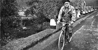 Pietro Nenni in bicicletta sull'Appia nei pressi del Mausoleo di Cicerone